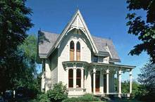 дачный вариант маленького дома в неоготике с дощатым фасадом белого цвета